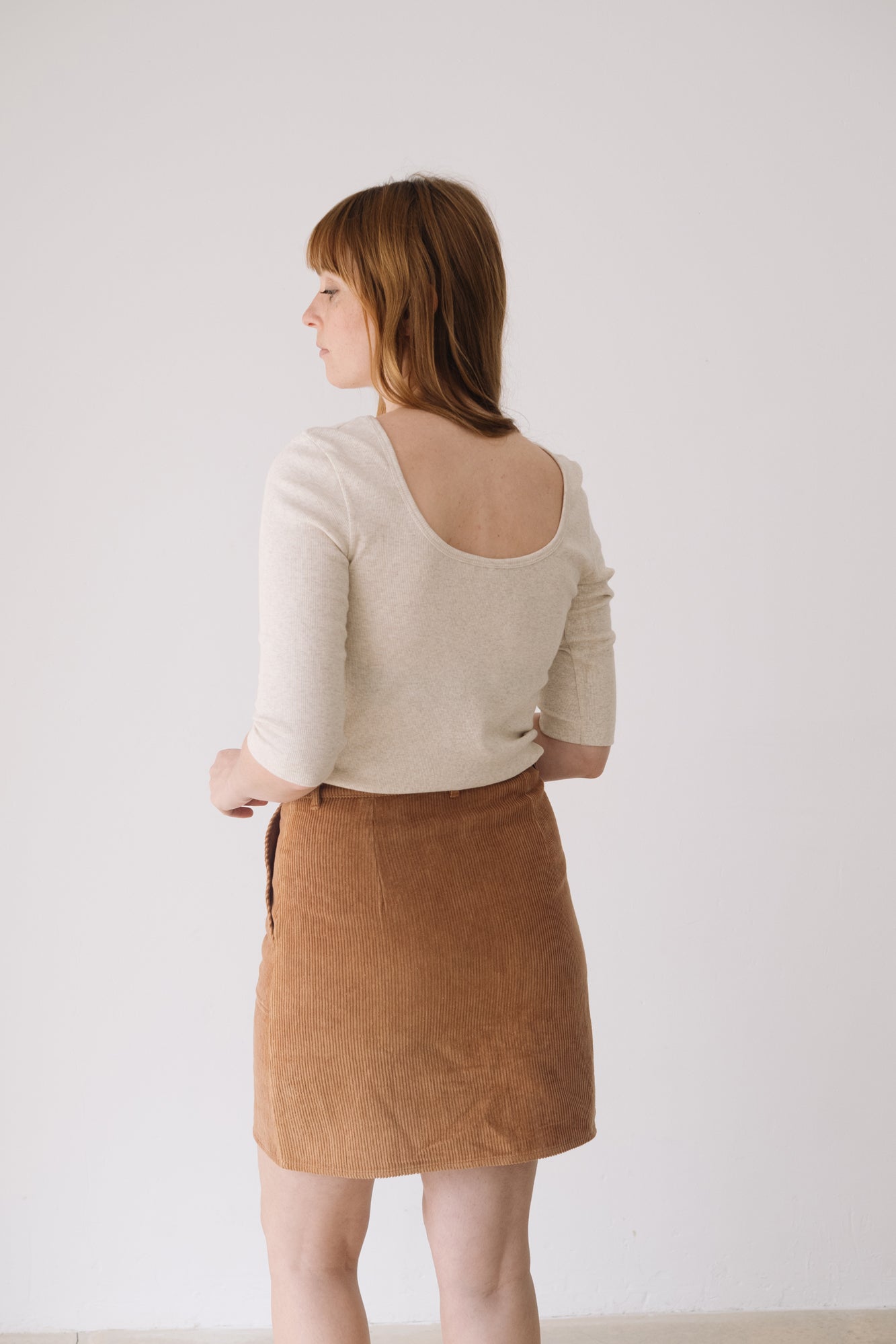 Organic boat neckline ribbed top in White - Imagen 8