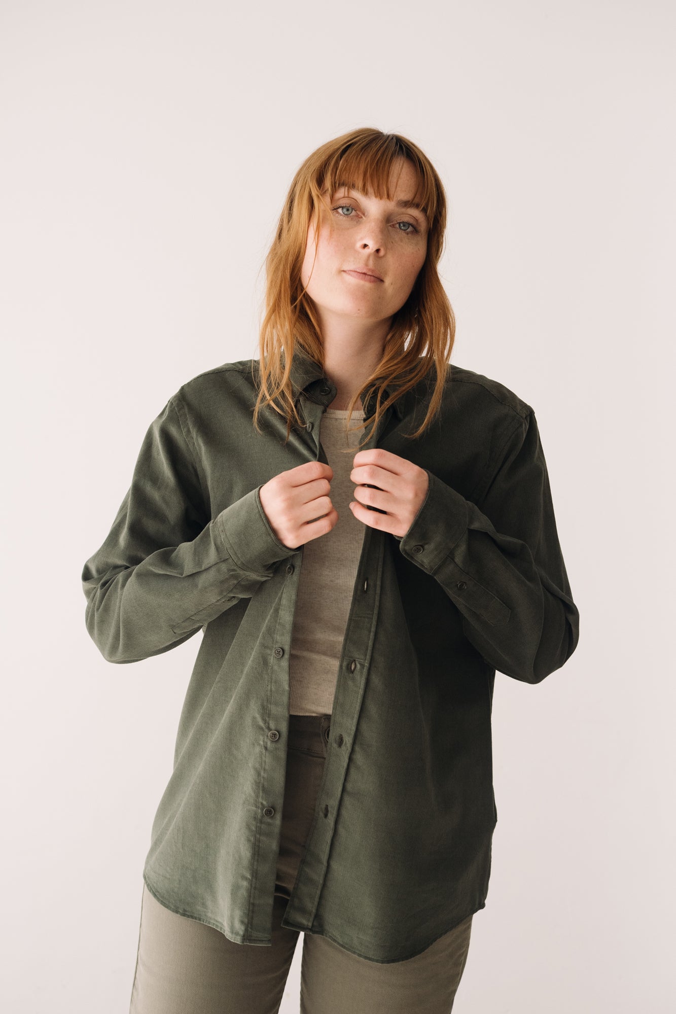 Organic Fine Wale Corduroy Shirt In Green - Imagen 3