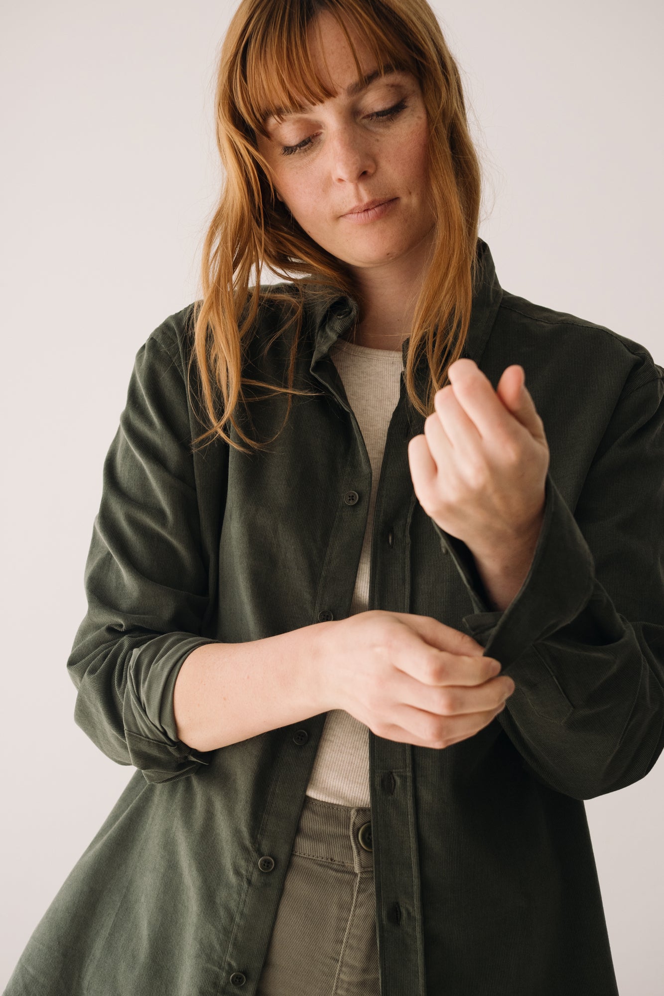 Organic Fine Wale Corduroy Shirt In Green - Imagen 4