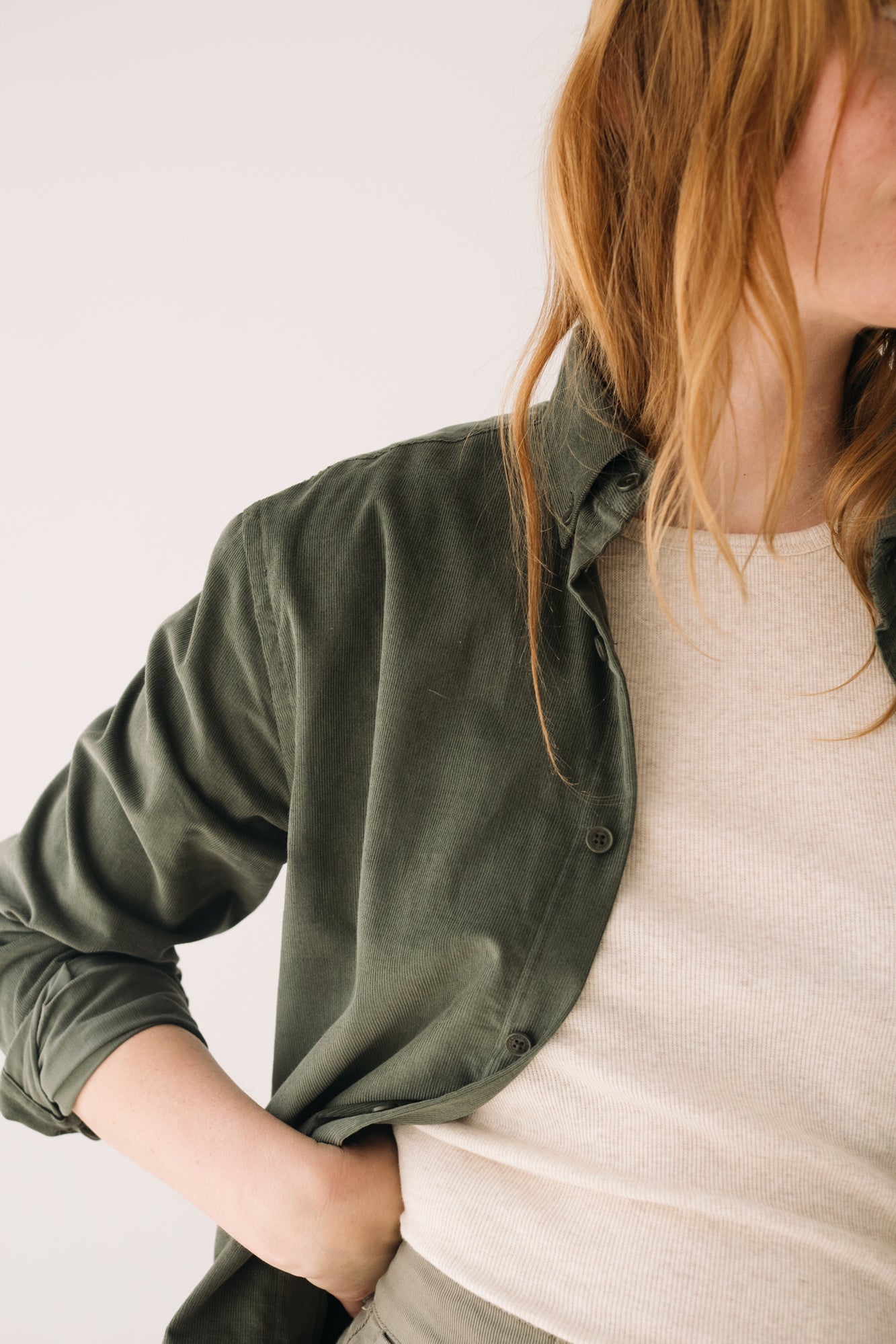 Organic Fine Wale Corduroy Shirt In Green - Imagen 5