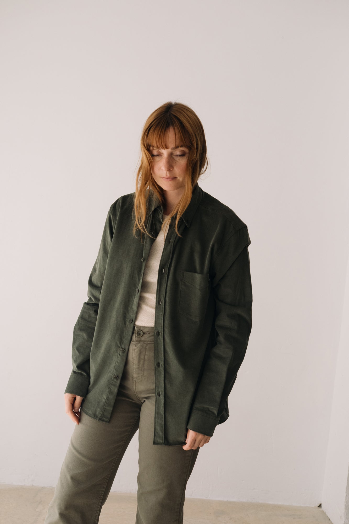 Organic Fine Wale Corduroy Shirt In Green - Imagen 6