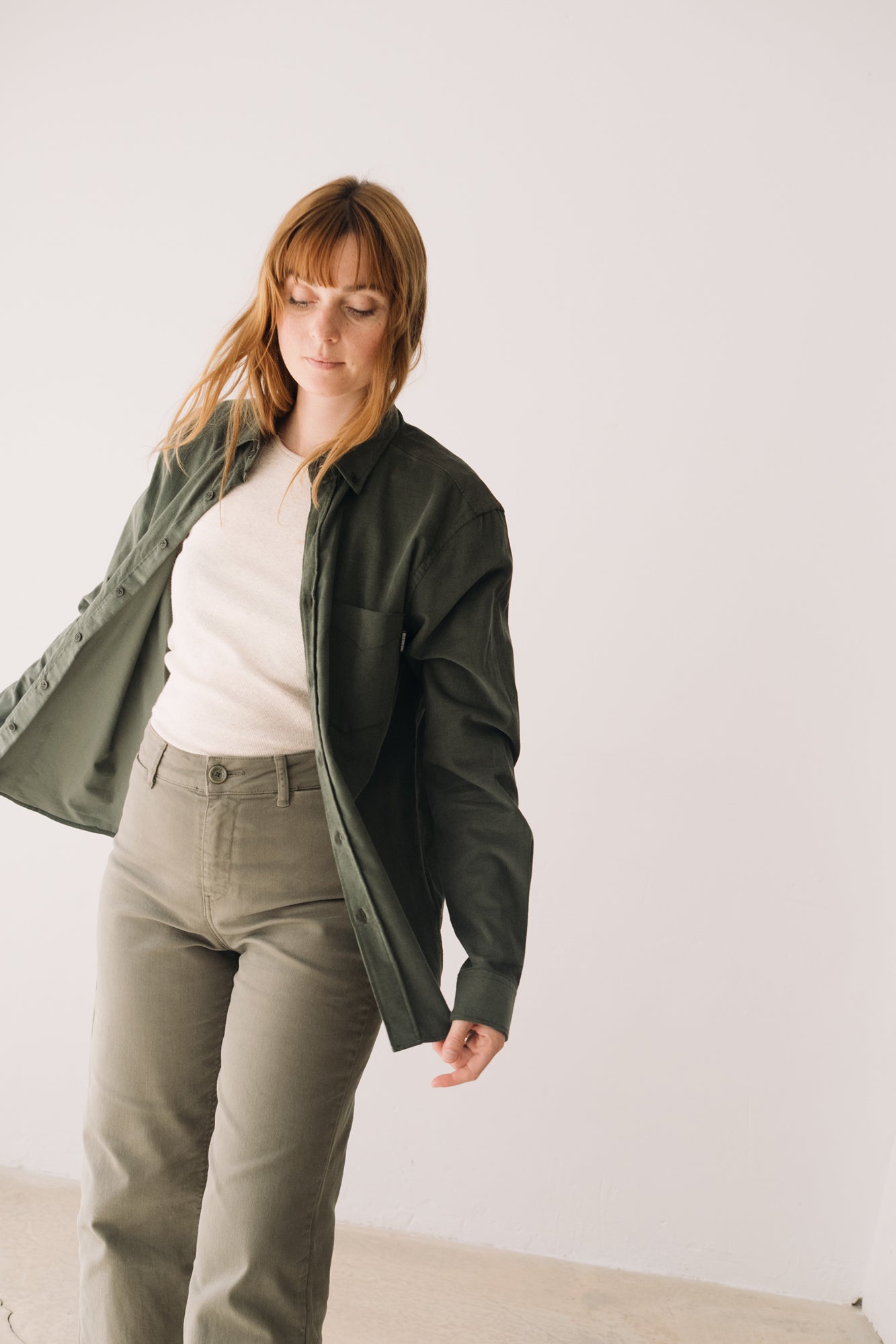 Organic Fine Wale Corduroy Shirt In Green - Imagen 7