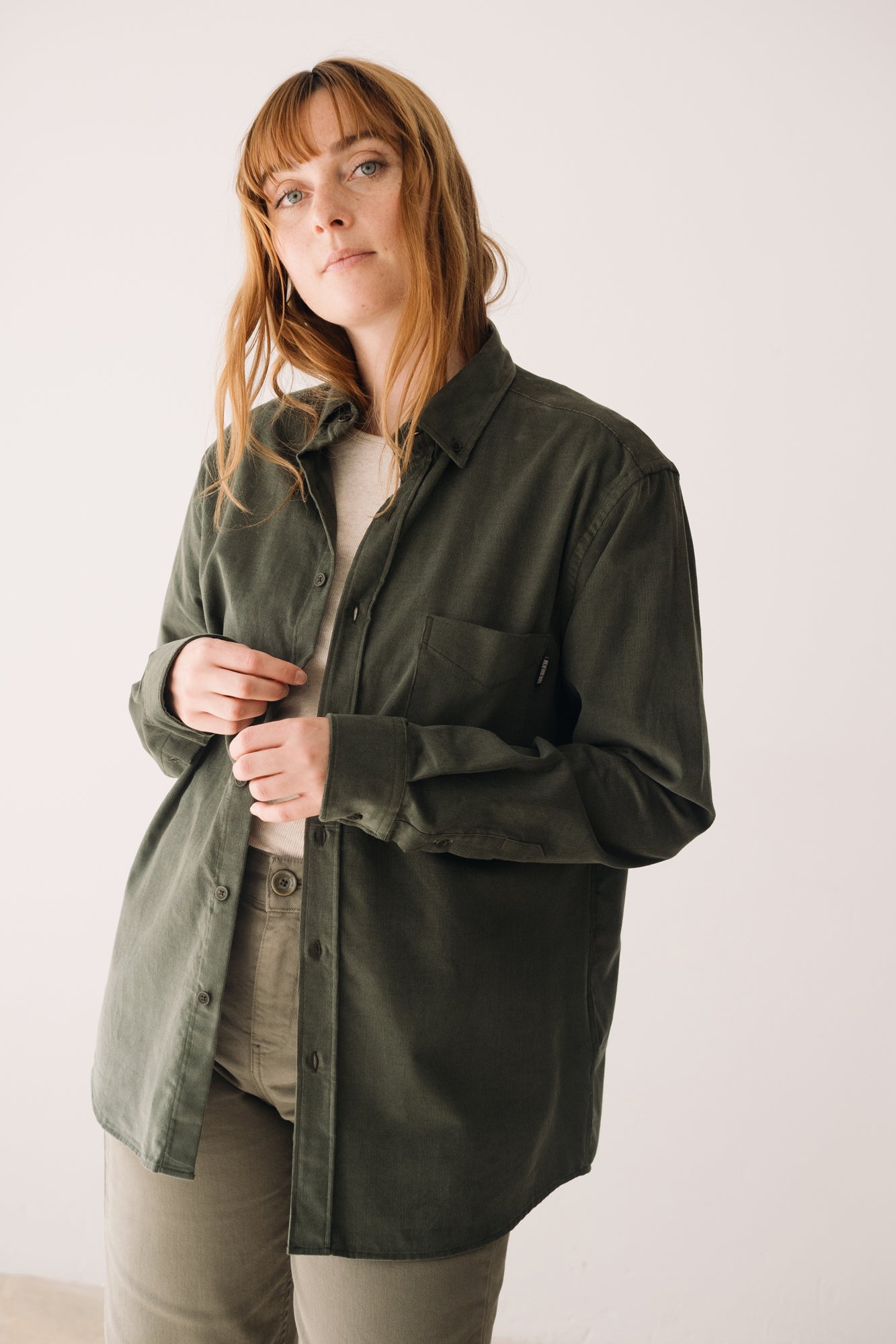 Organic Fine Wale Corduroy Shirt In Green - Imagen 8