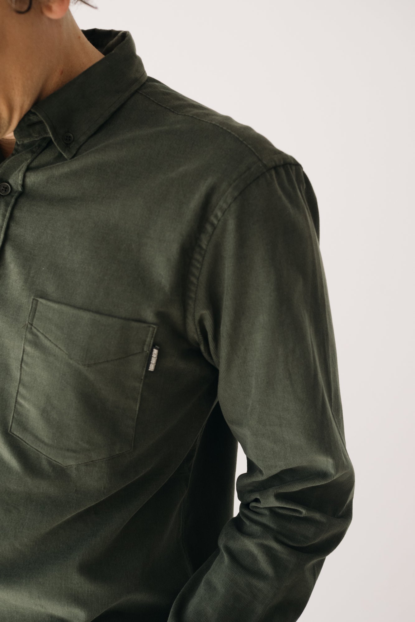 Organic Fine Wale Corduroy Unisex Shirt In Green - Imagen 5