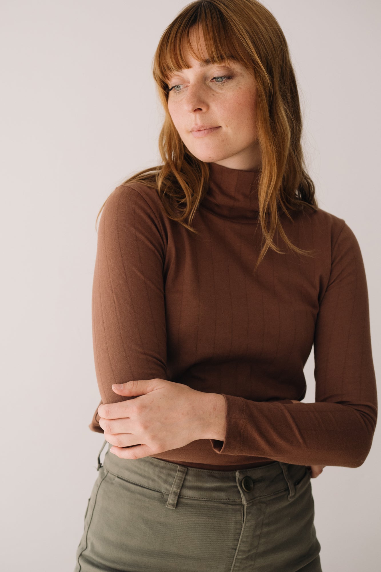 Organic high neck jersey top in Brown - Imagen 3
