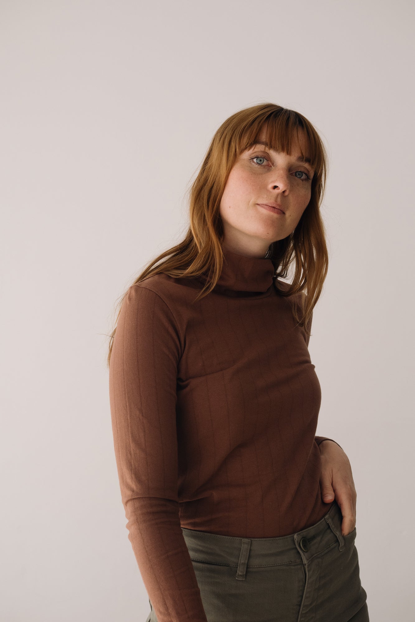Organic high neck jersey top in Brown - Imagen 5