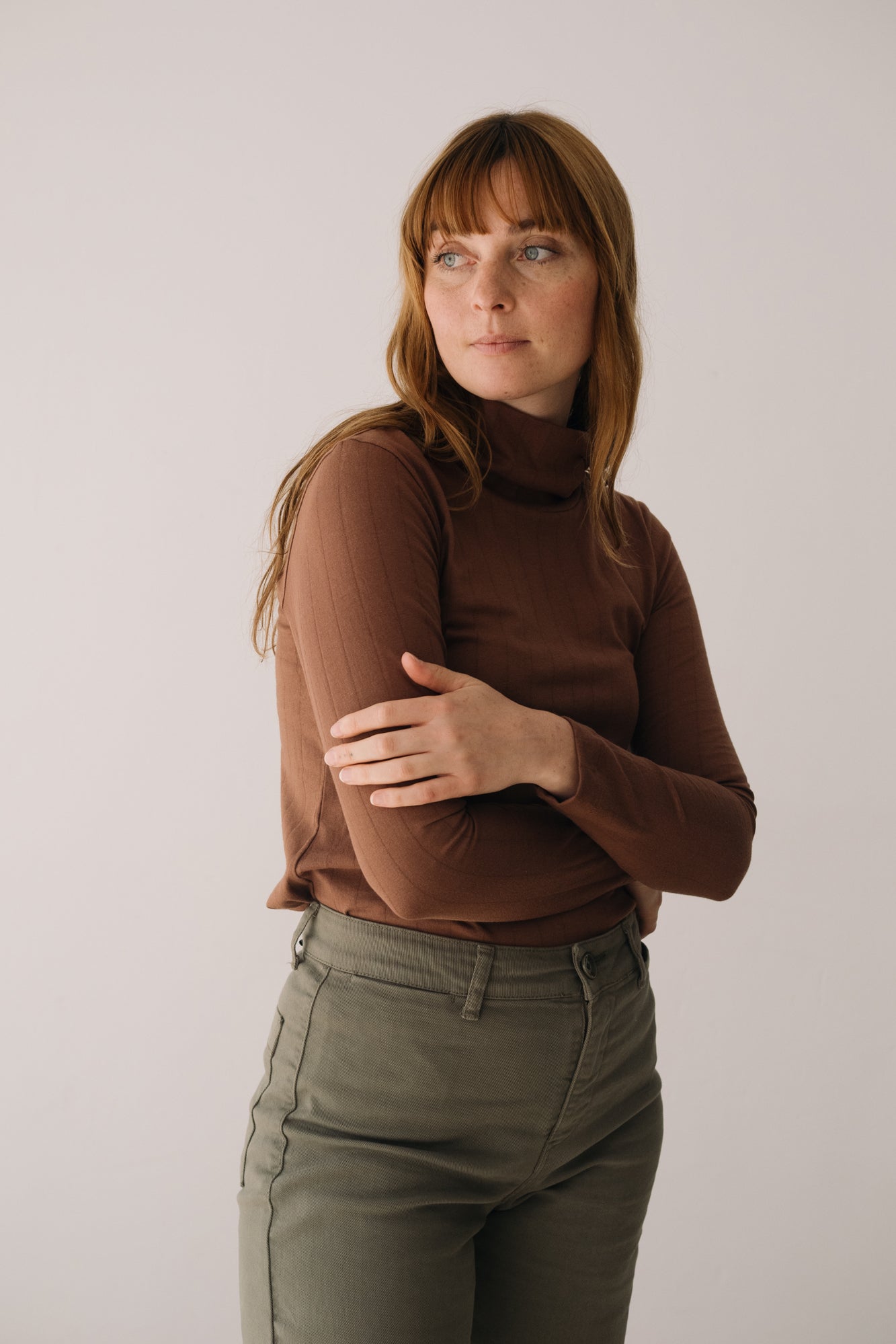 Organic high neck jersey top in Brown - Imagen 9