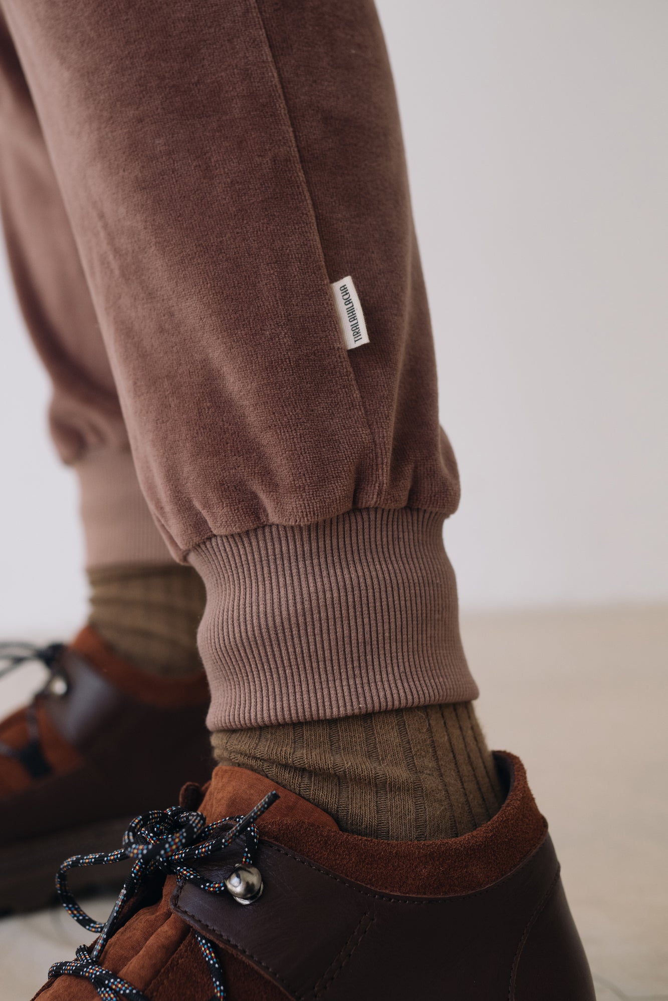 Organic Velvet Jogger in Mauve - Imagen 7