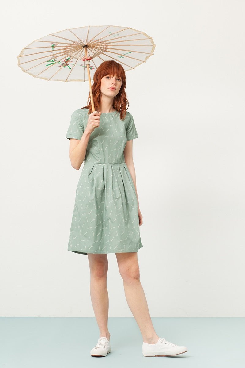 Piola short sleeve dress in green and bambu print