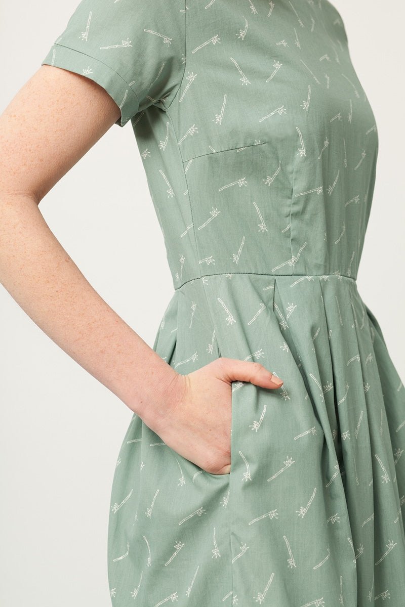 Piola short sleeve dress in green and bambu print - Imagen 3