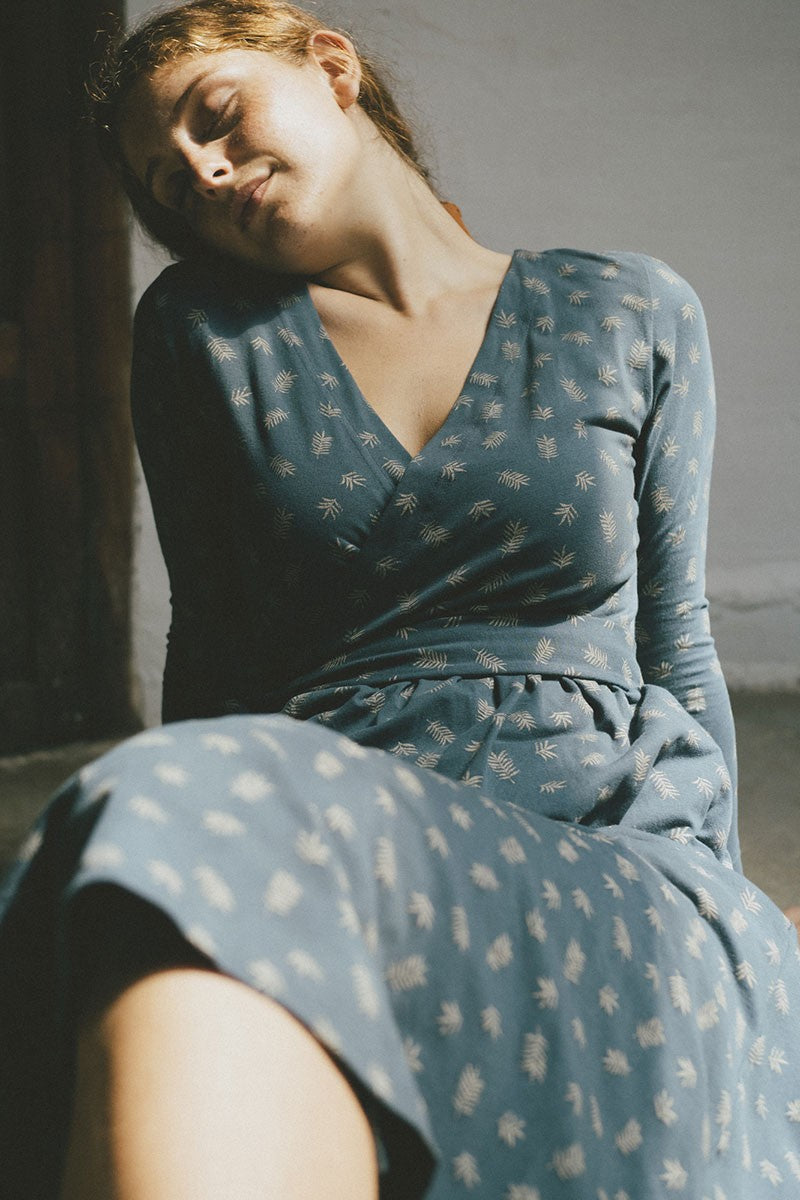 Saray crossover knit dress in blue - Imagen 2