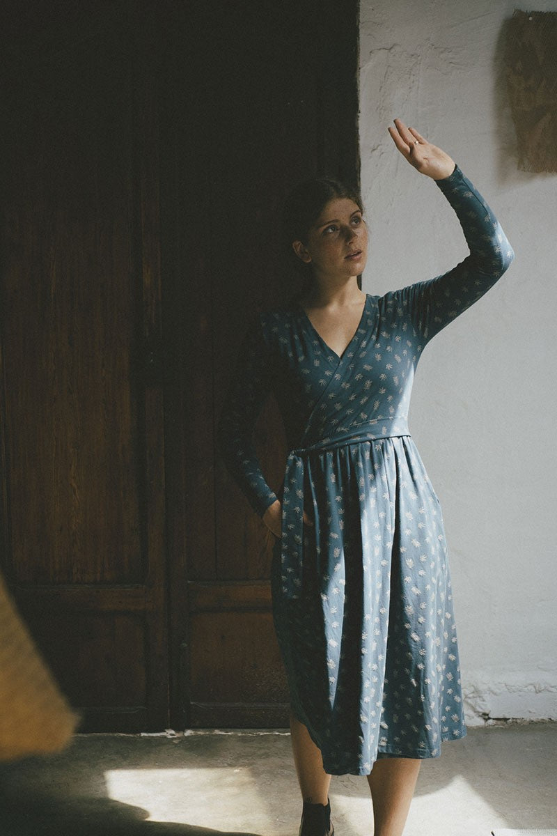 Saray crossover knit dress in blue - Imagen 3