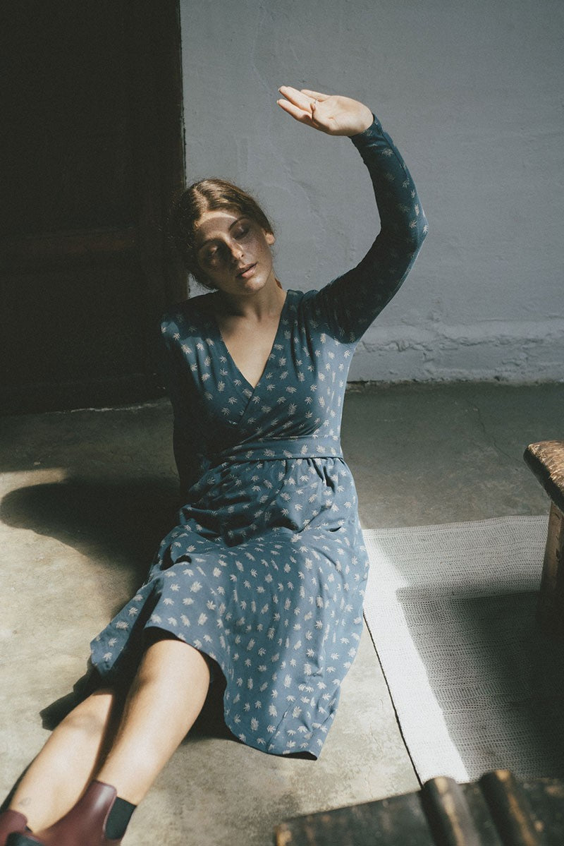 Saray crossover knit dress in blue - Imagen 4