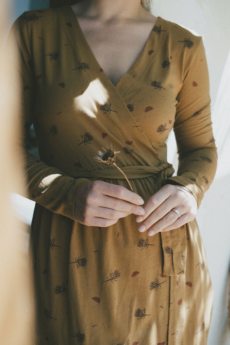 Saray crossover knit dress in mustard - Imagen 2