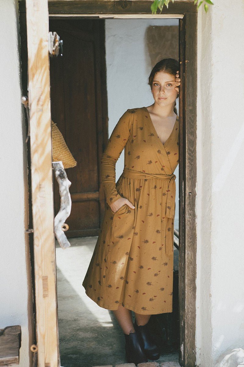 Saray crossover knit dress in mustard - Imagen 4