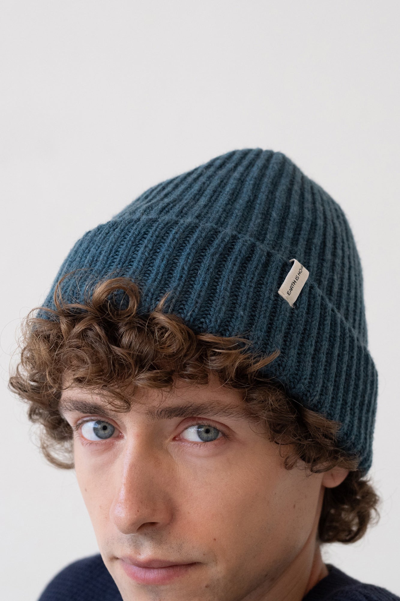 Tao chunky wool beanie in blue - Imagen 3
