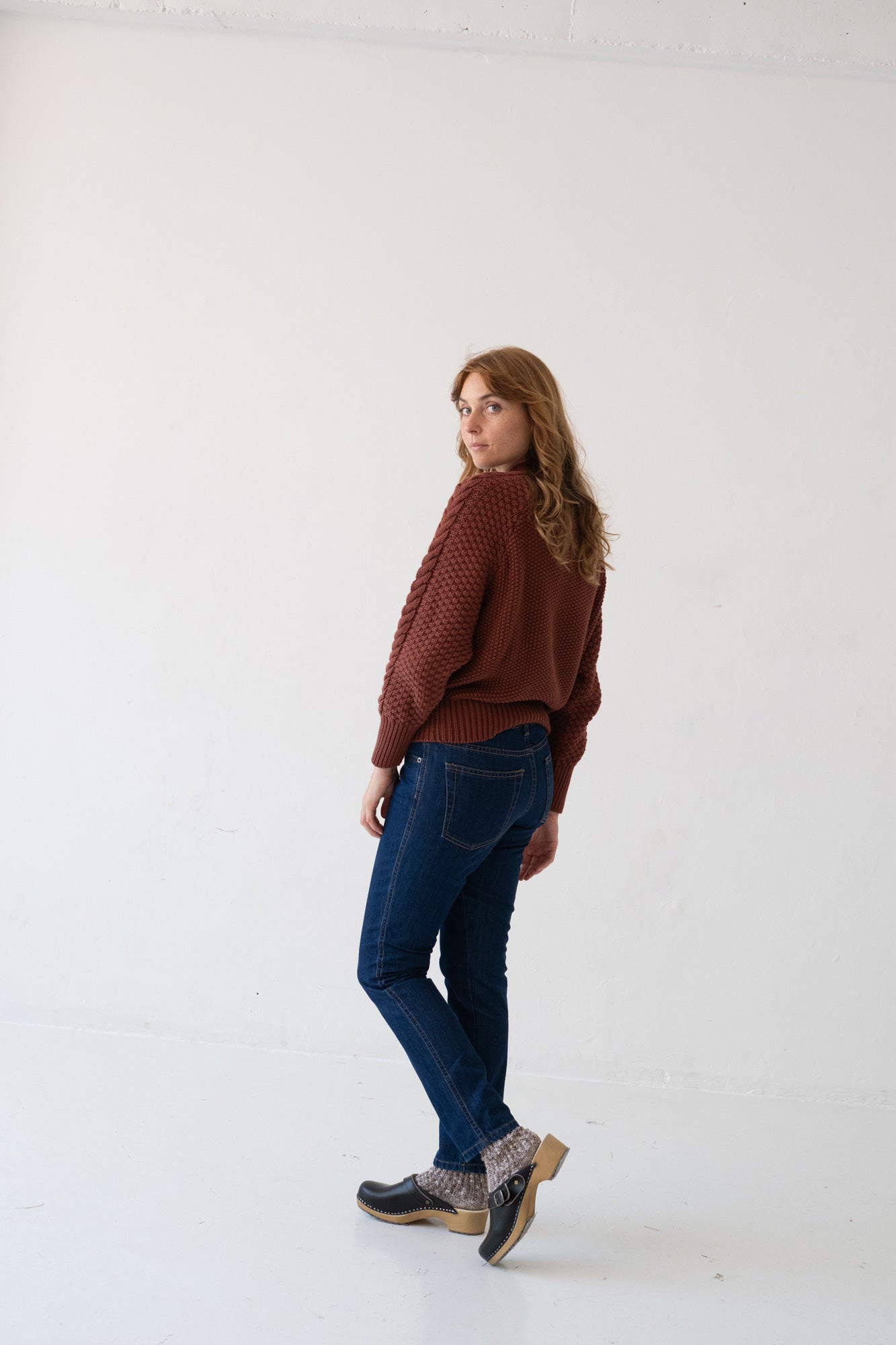 Turner Sweater Organic Cotton in Garnet Rosella - Imagen 7