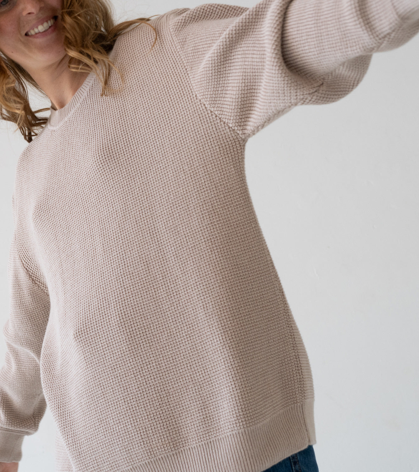 Unisex Tam Sweater Organic Cotton in Magnolia White - Imagen 6