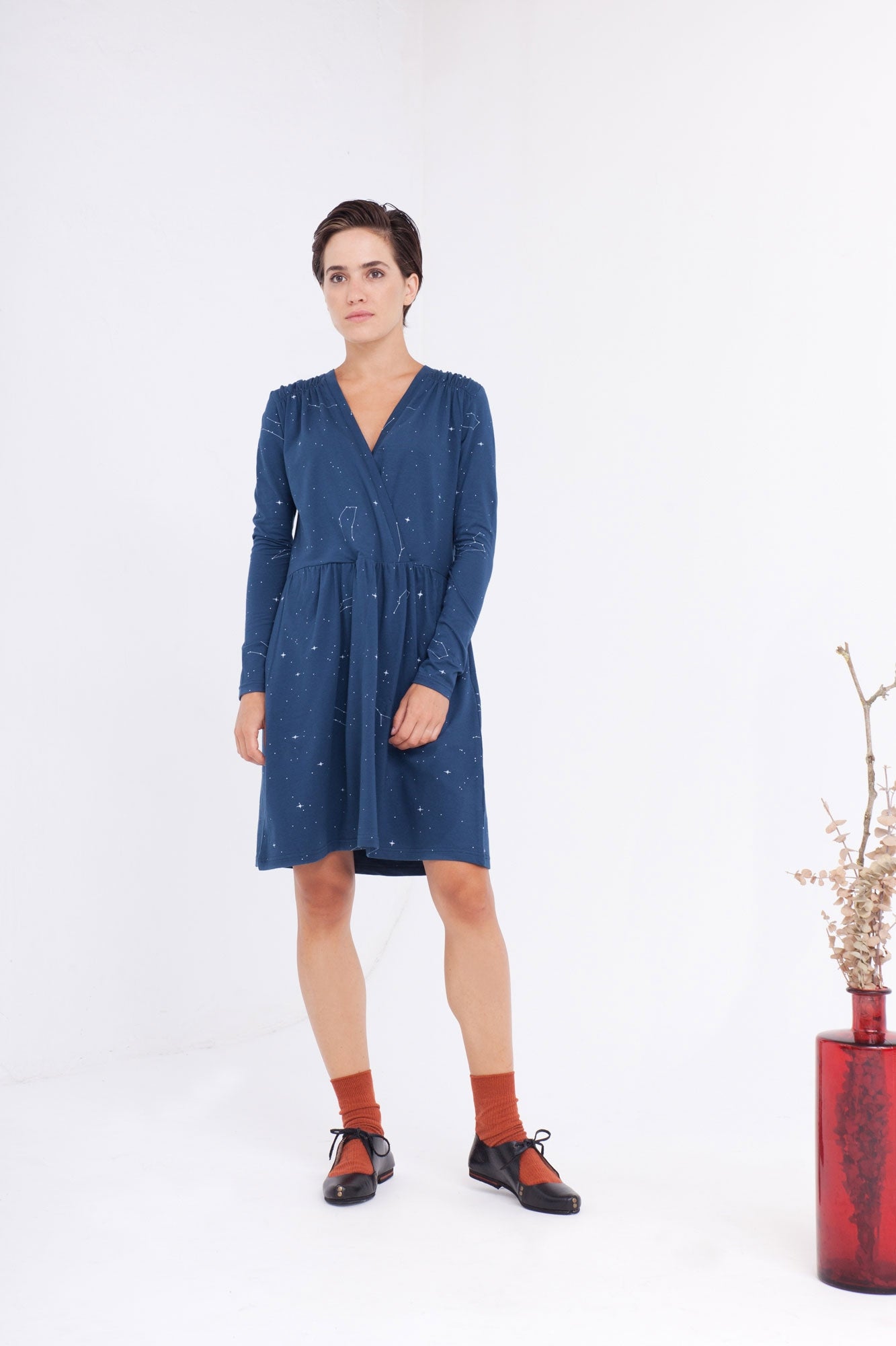 Vestido Camile oversize cruzado estampado constelaciones.