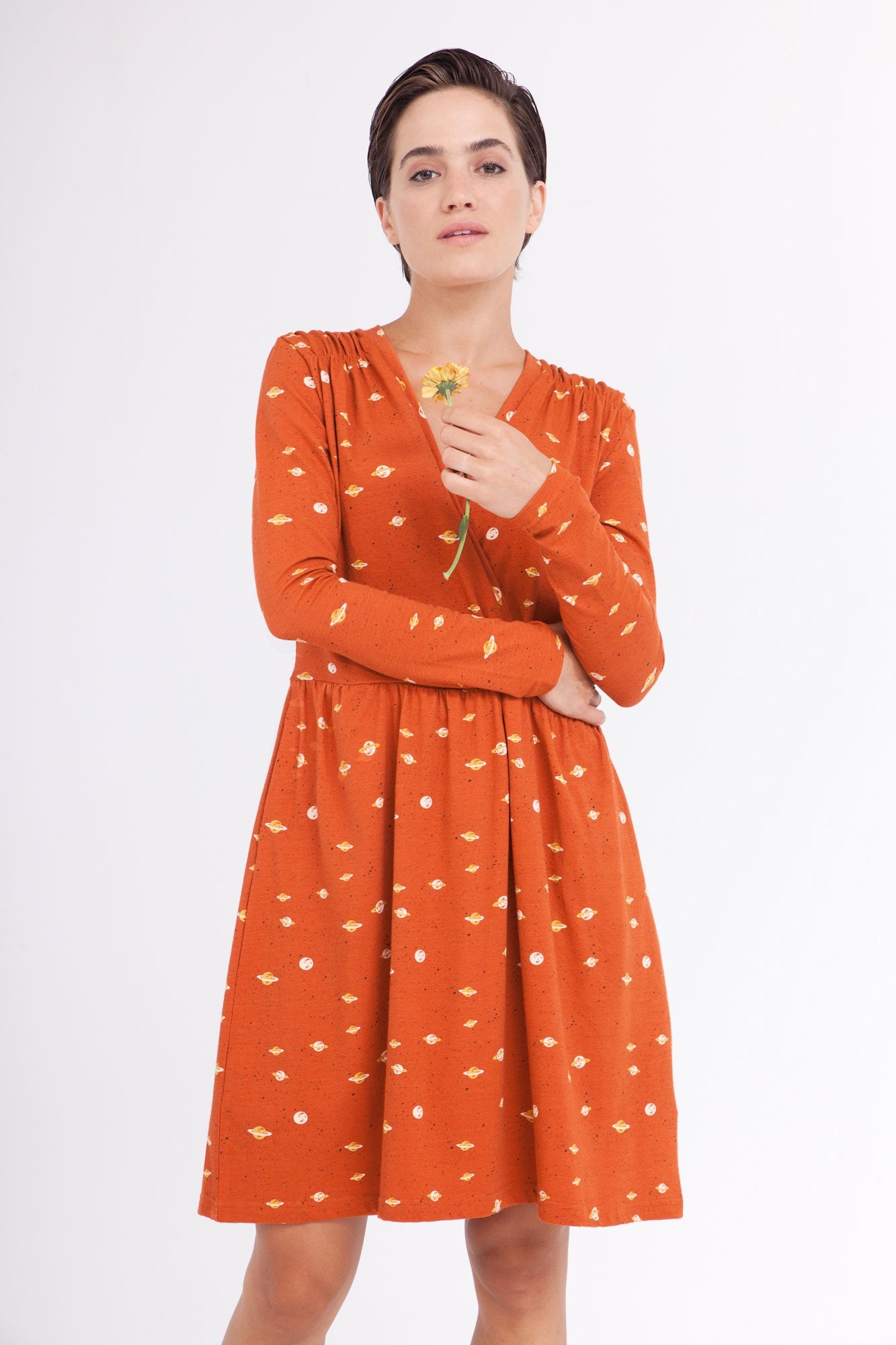 Vestido Camile oversize cruzado estampado saturno.