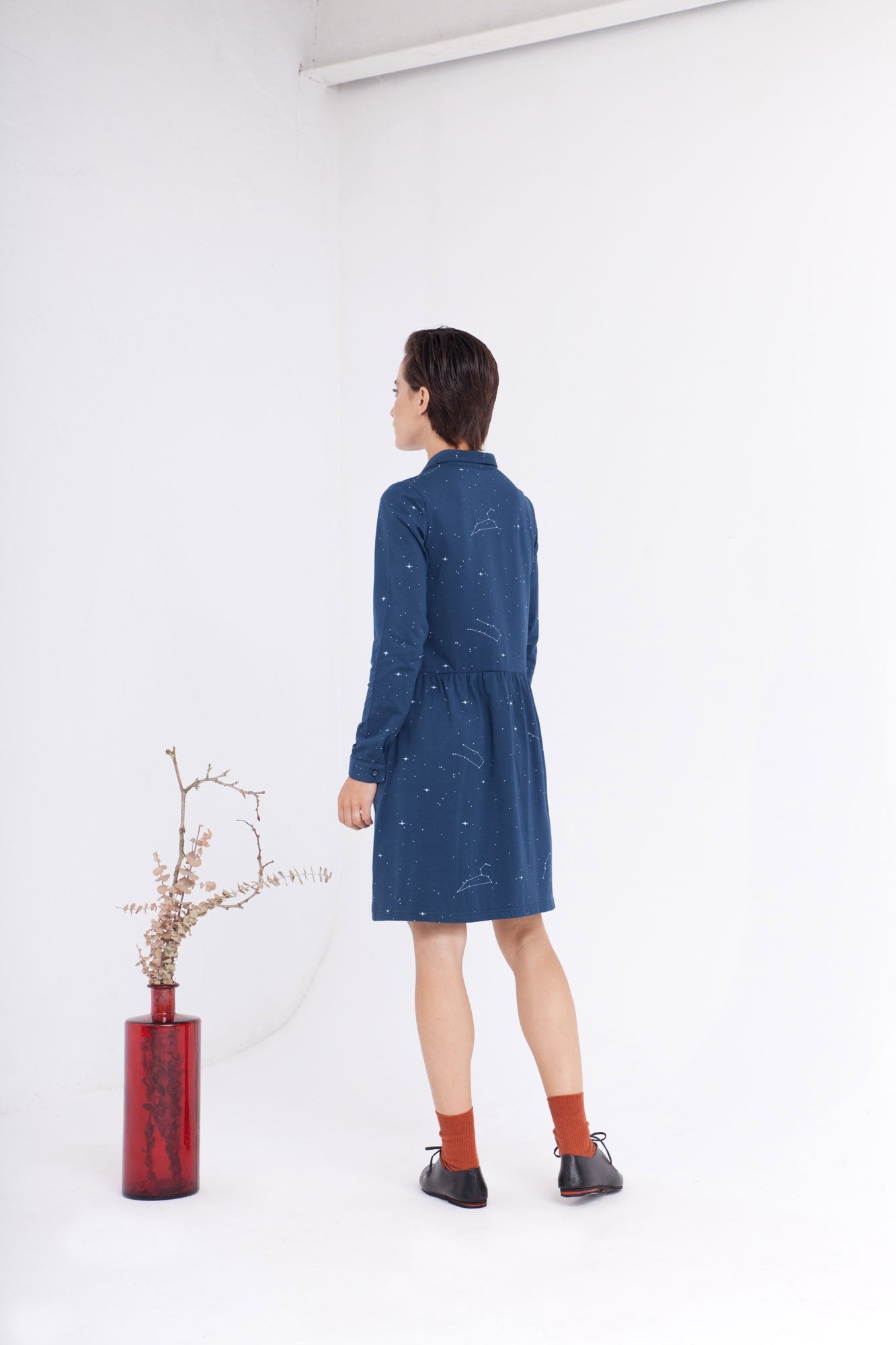 Vestido camisero Carla azul marino estampado constelaciones.