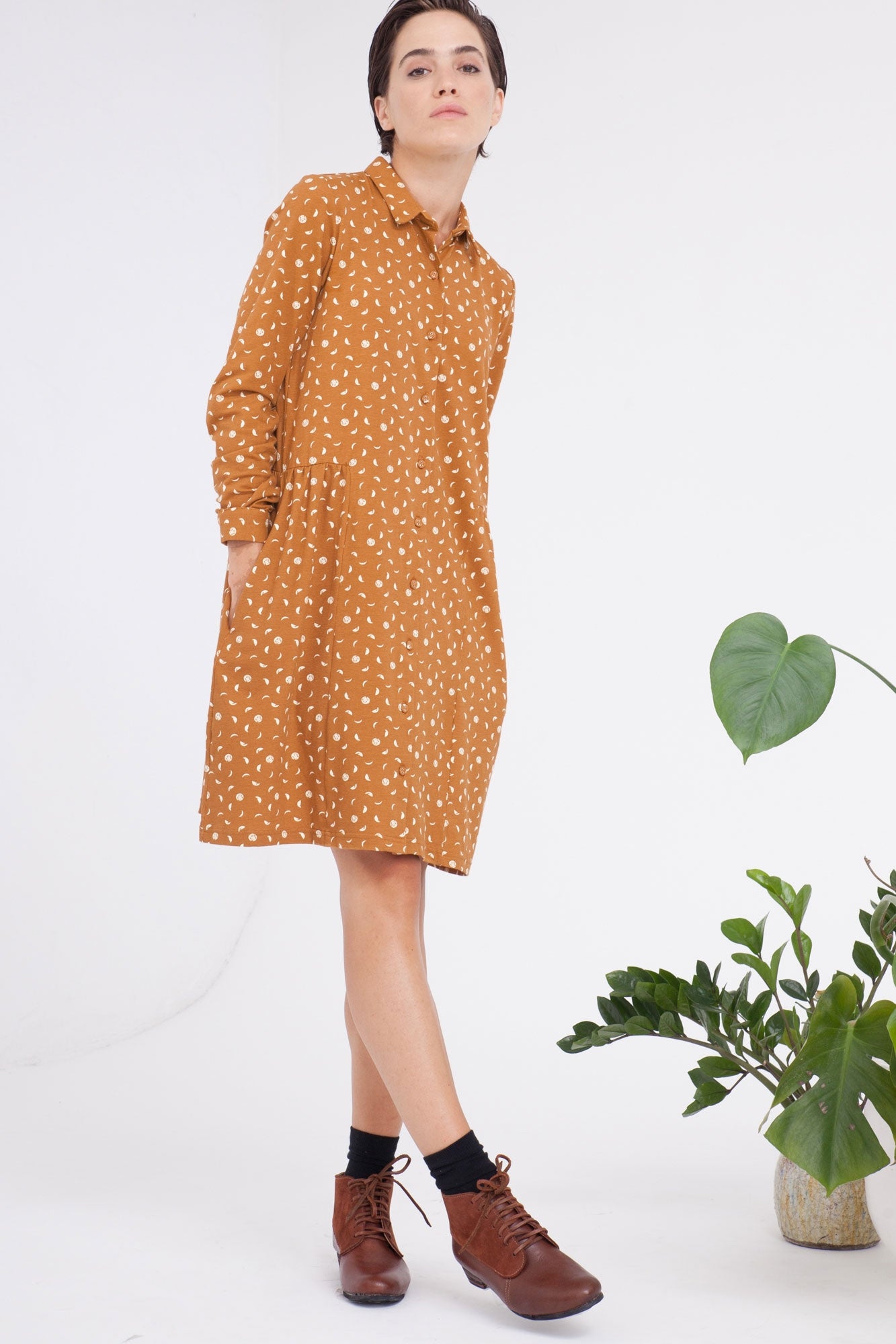 Vestido camisero Carla mostaza estampado fases lunares.