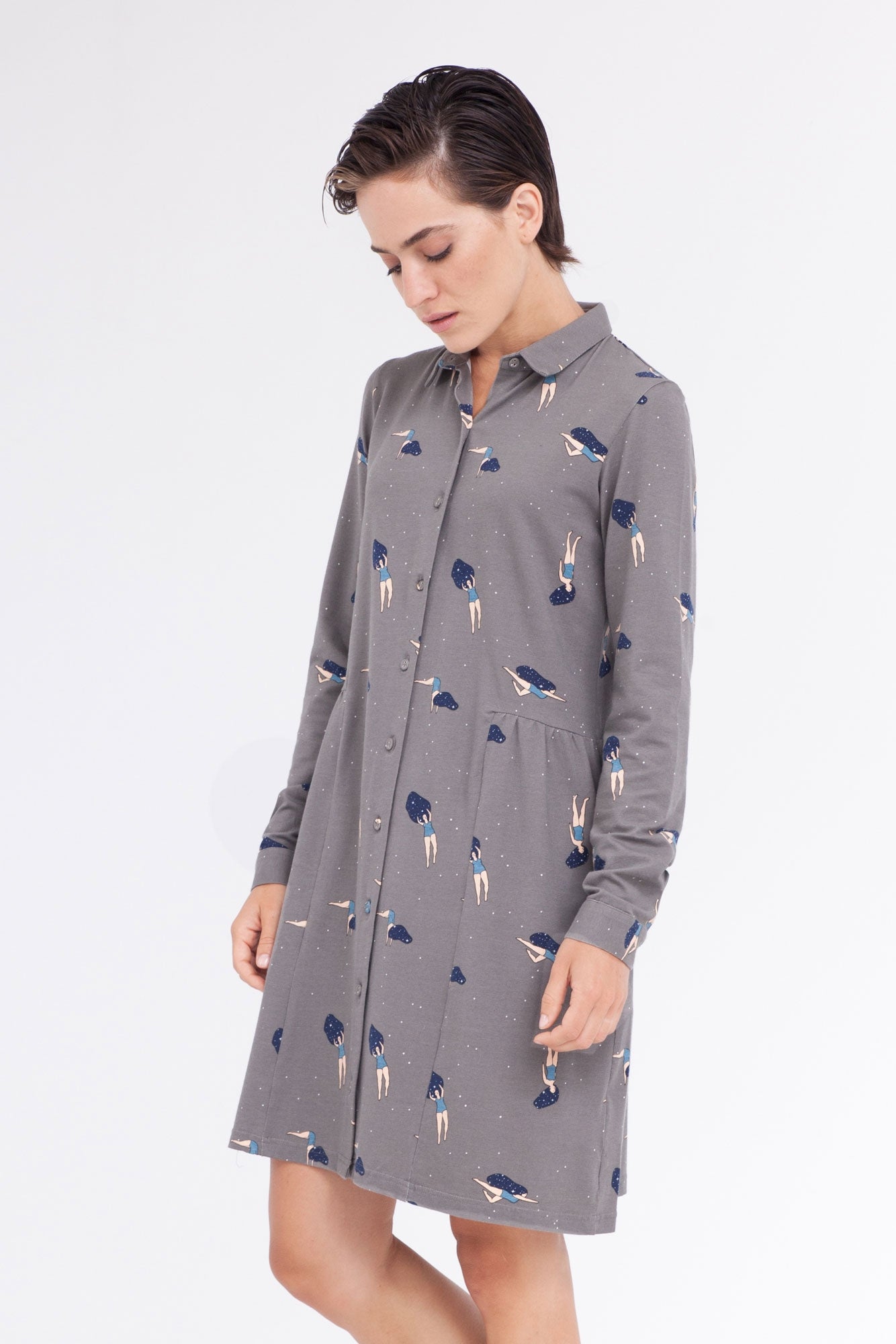 Vestido camisero Carla solor gris estampado bailando en el cosmos.
