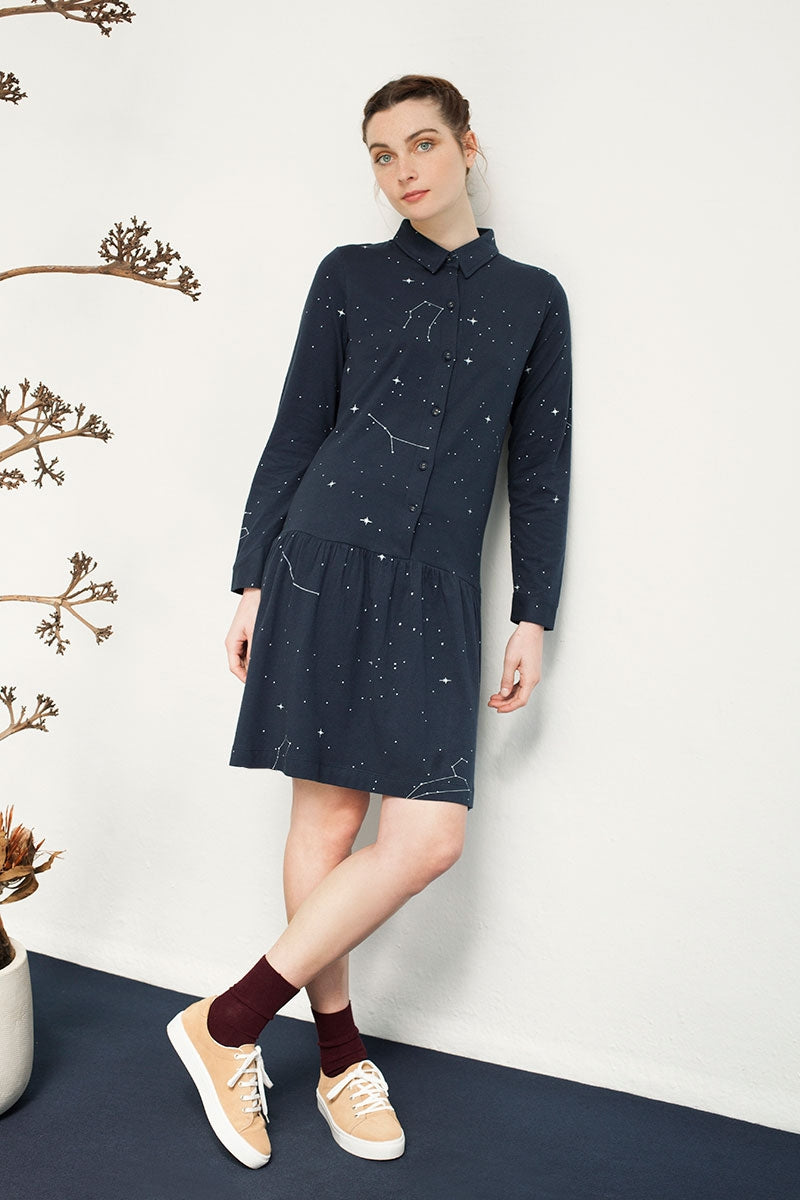 Vestido camisero charlestón Nelly estampado constelaciones.