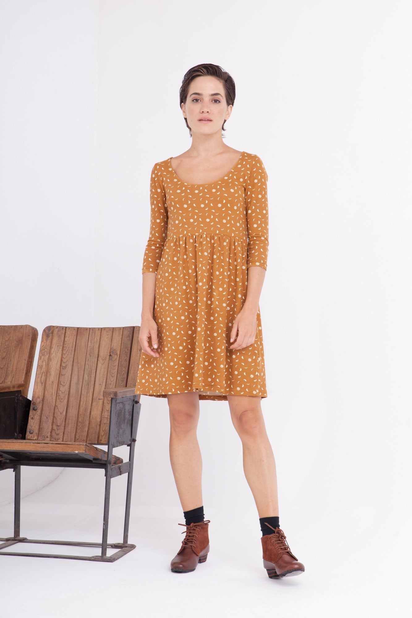 Vestido Carlota corte imperio color mostaza estampado fases lunares.