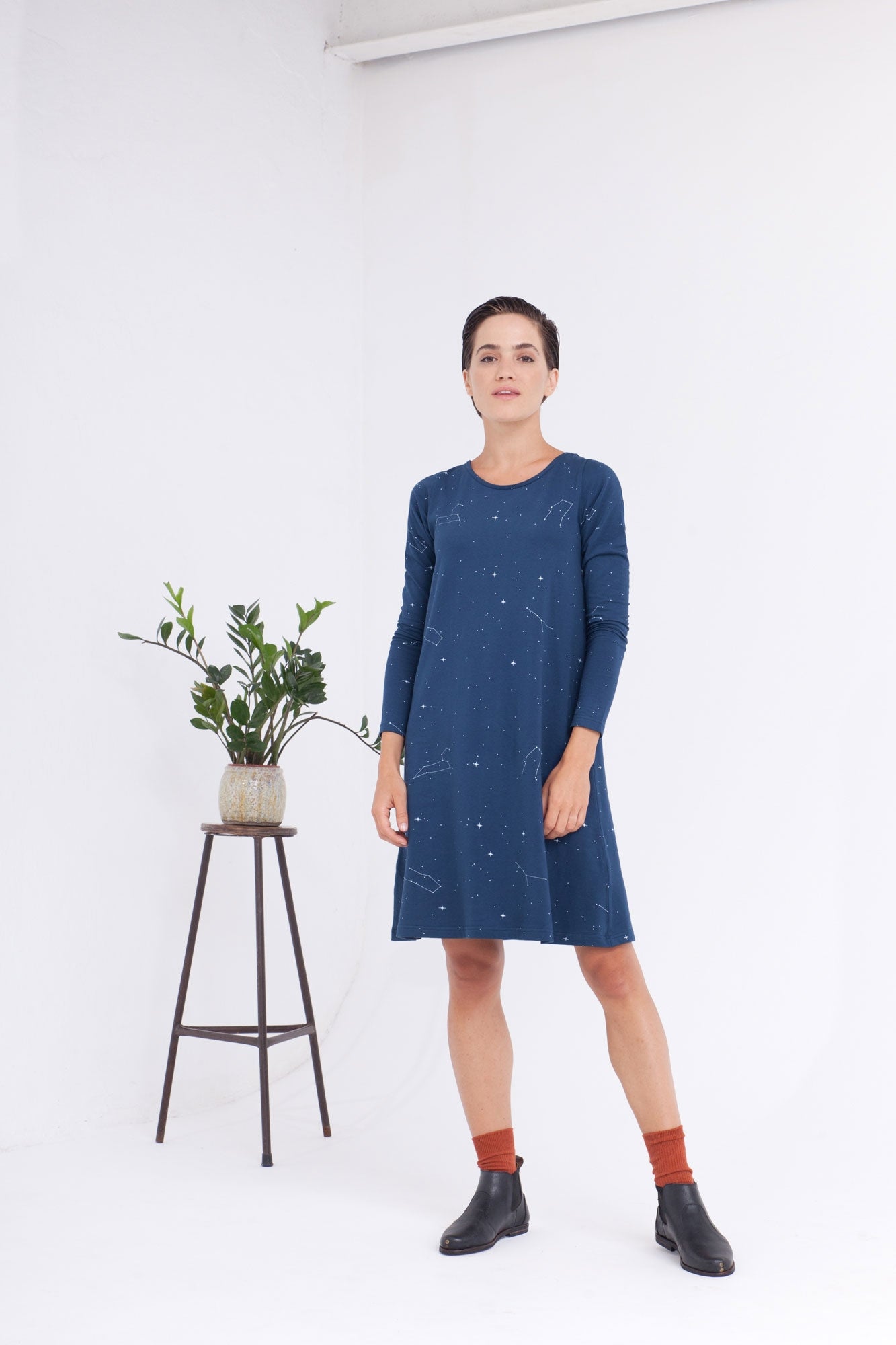 Vestido Carola evasé azul marino estampado constelaciones.