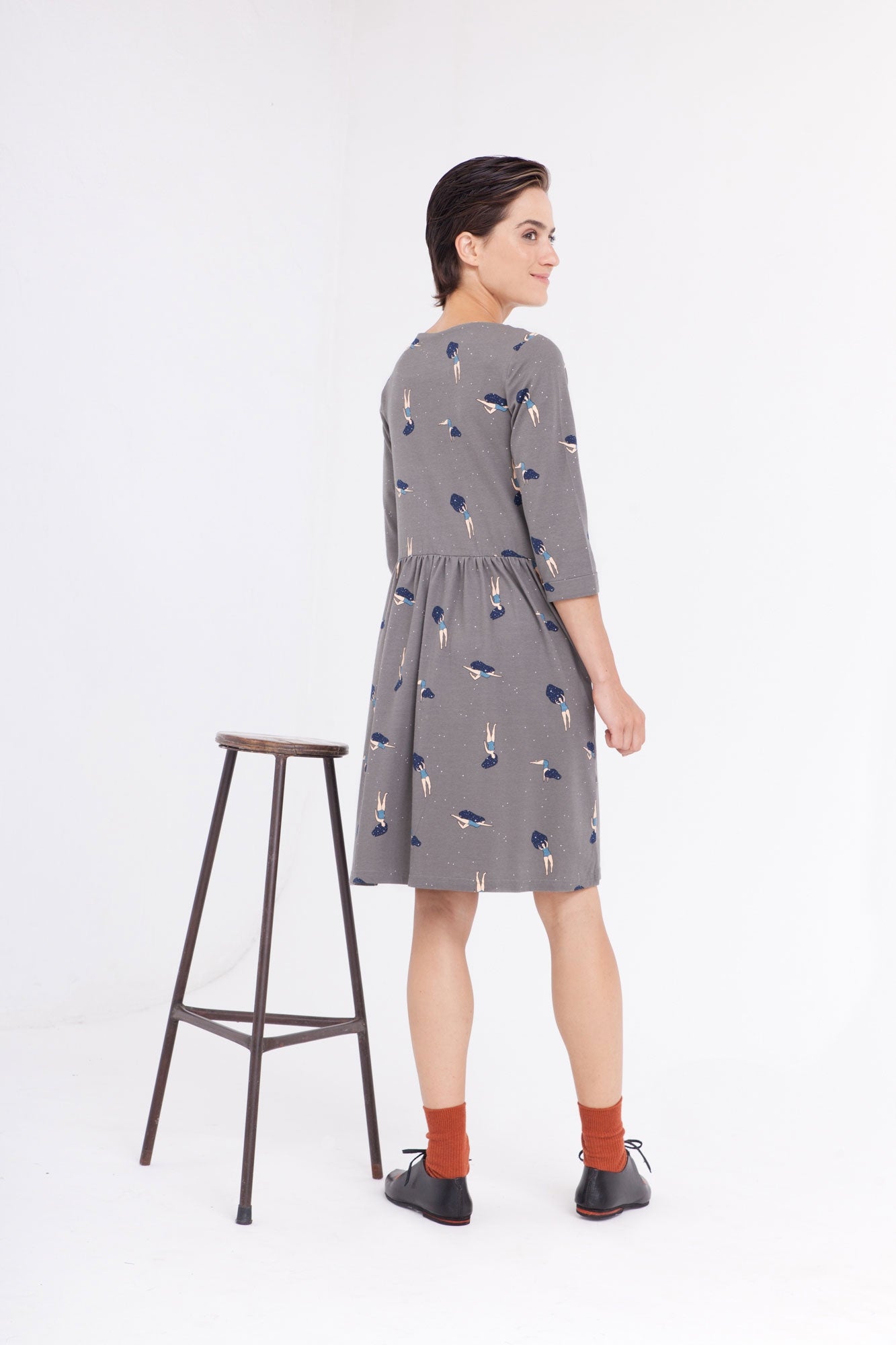 Vestido Caroline OVERSIZE color gris estampado bailando en el cosmos.