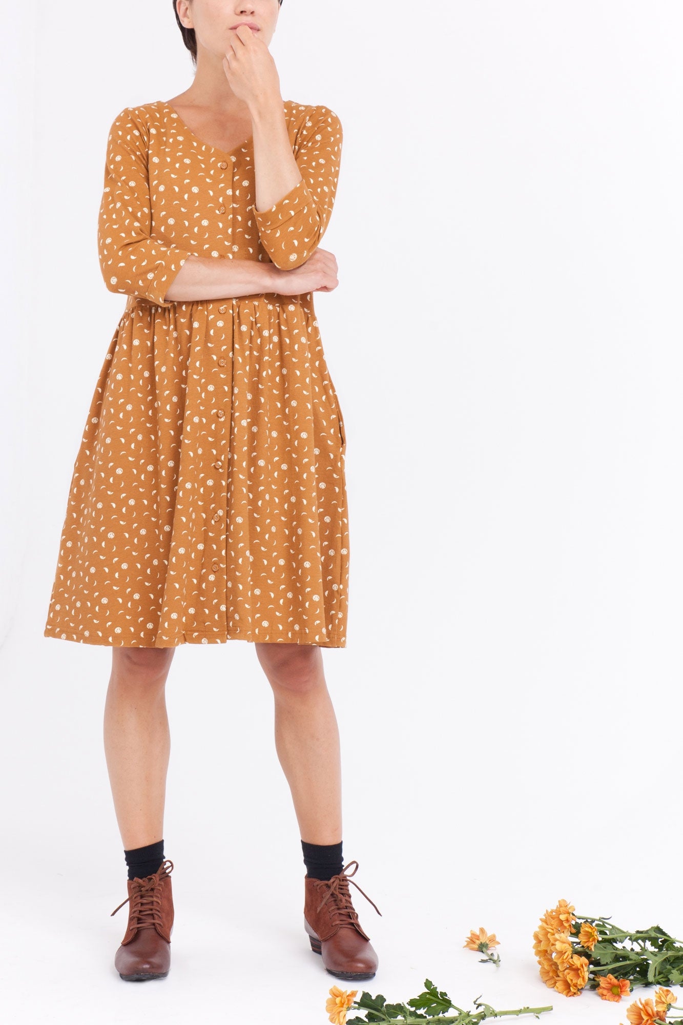 Vestido Caroline OVERSIZE color mostaza estampado fases lunare.