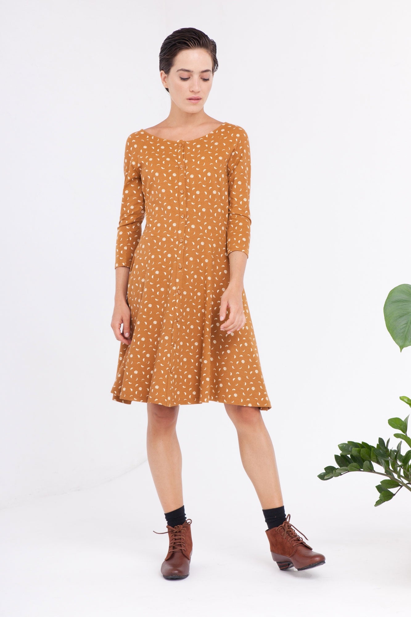 Vestido Celine manga ranglán color mostaza estampado fases lunares.