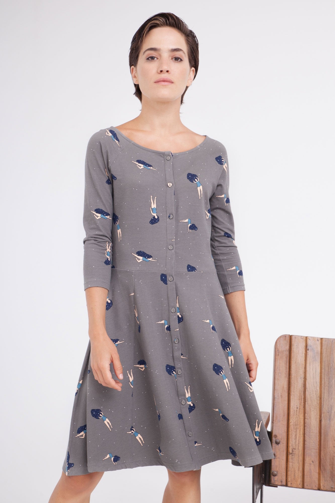 Vestido Celine manga ranglán gris estampado bailando en el cosmos.