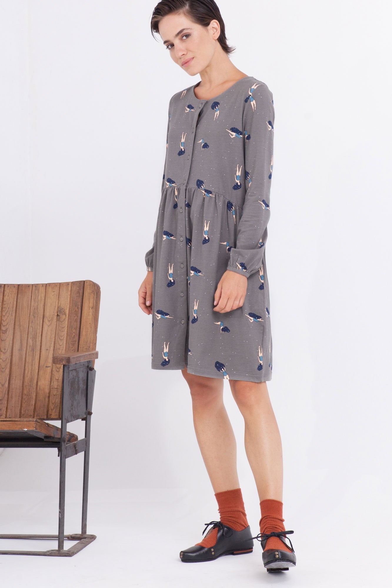 Vestido Ciel oversize cuello redondo estampado bailando en el cosmos.