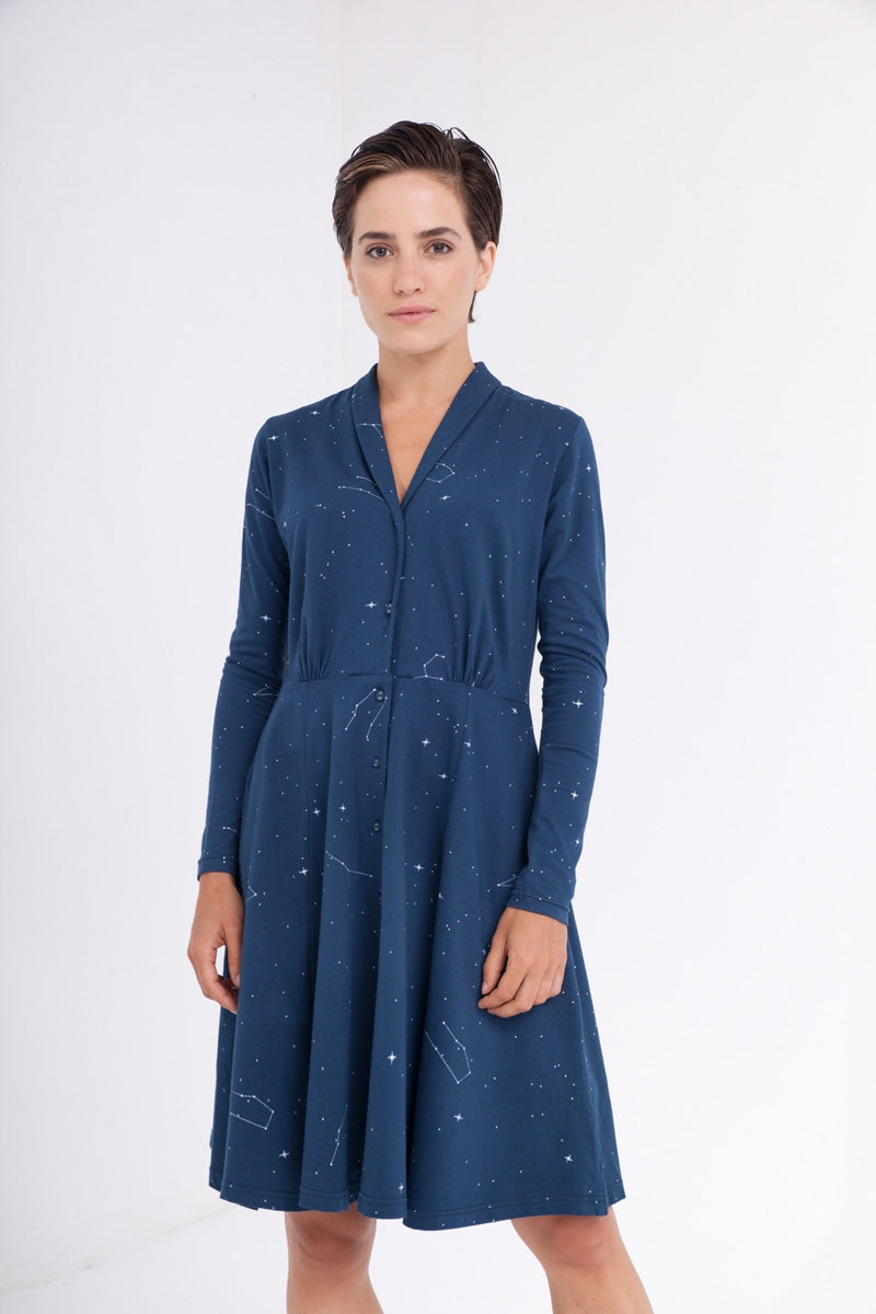 Vestido Colette cuello chal estampado constelaciones.