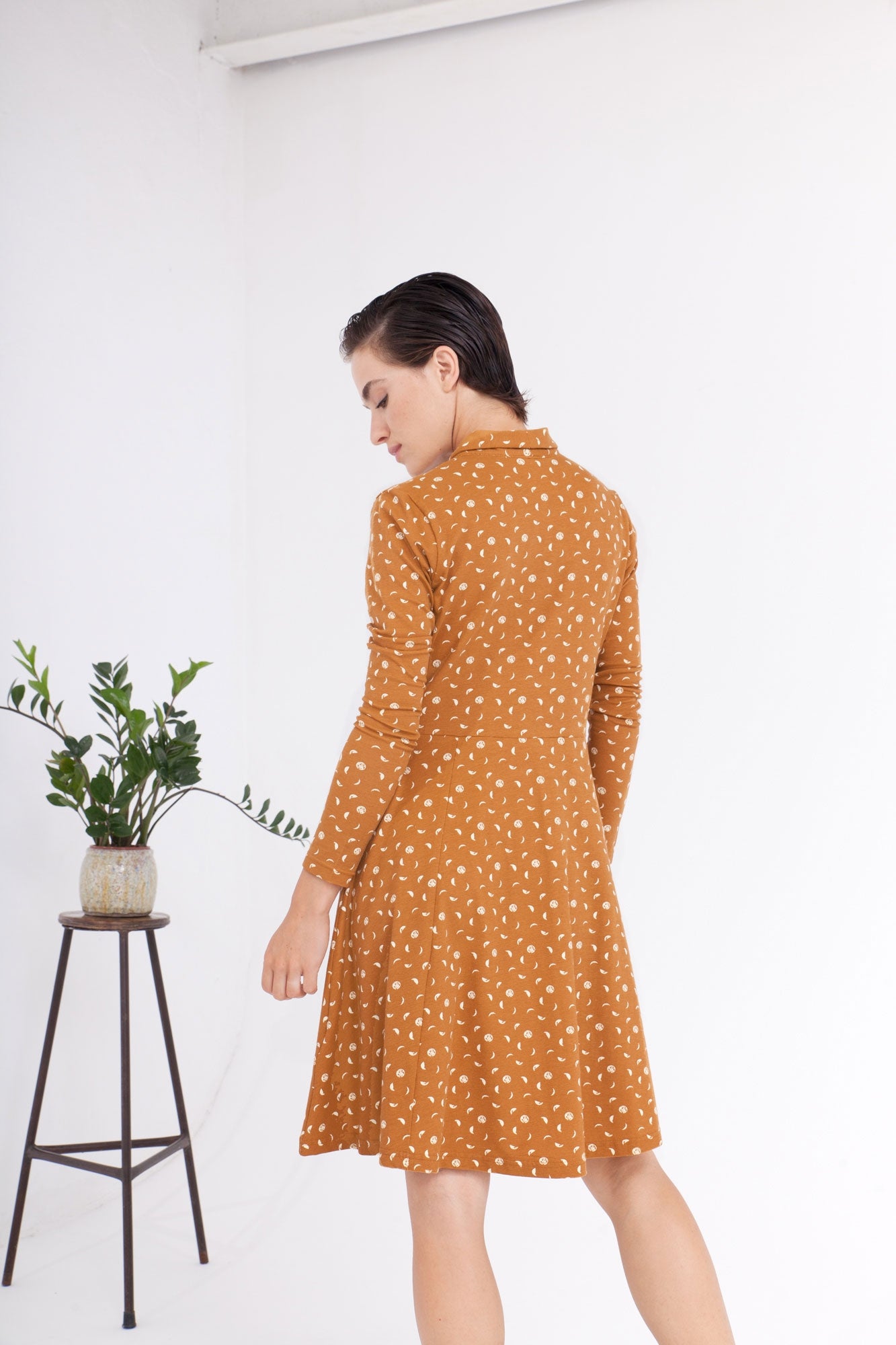 Vestido Colette cuello chal estampado fases lunares.