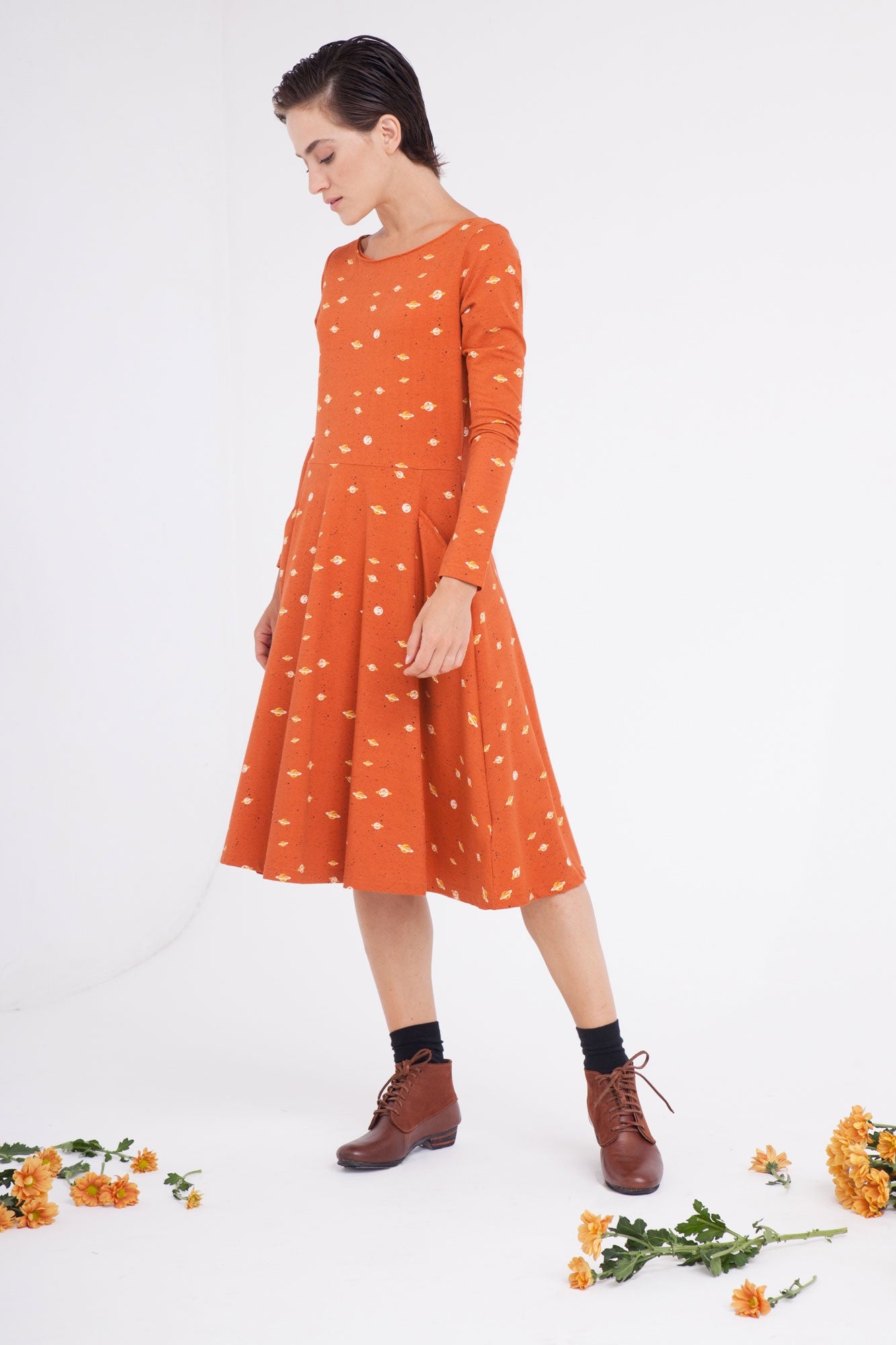 Vestido Corine falda evasé estampado saturno.