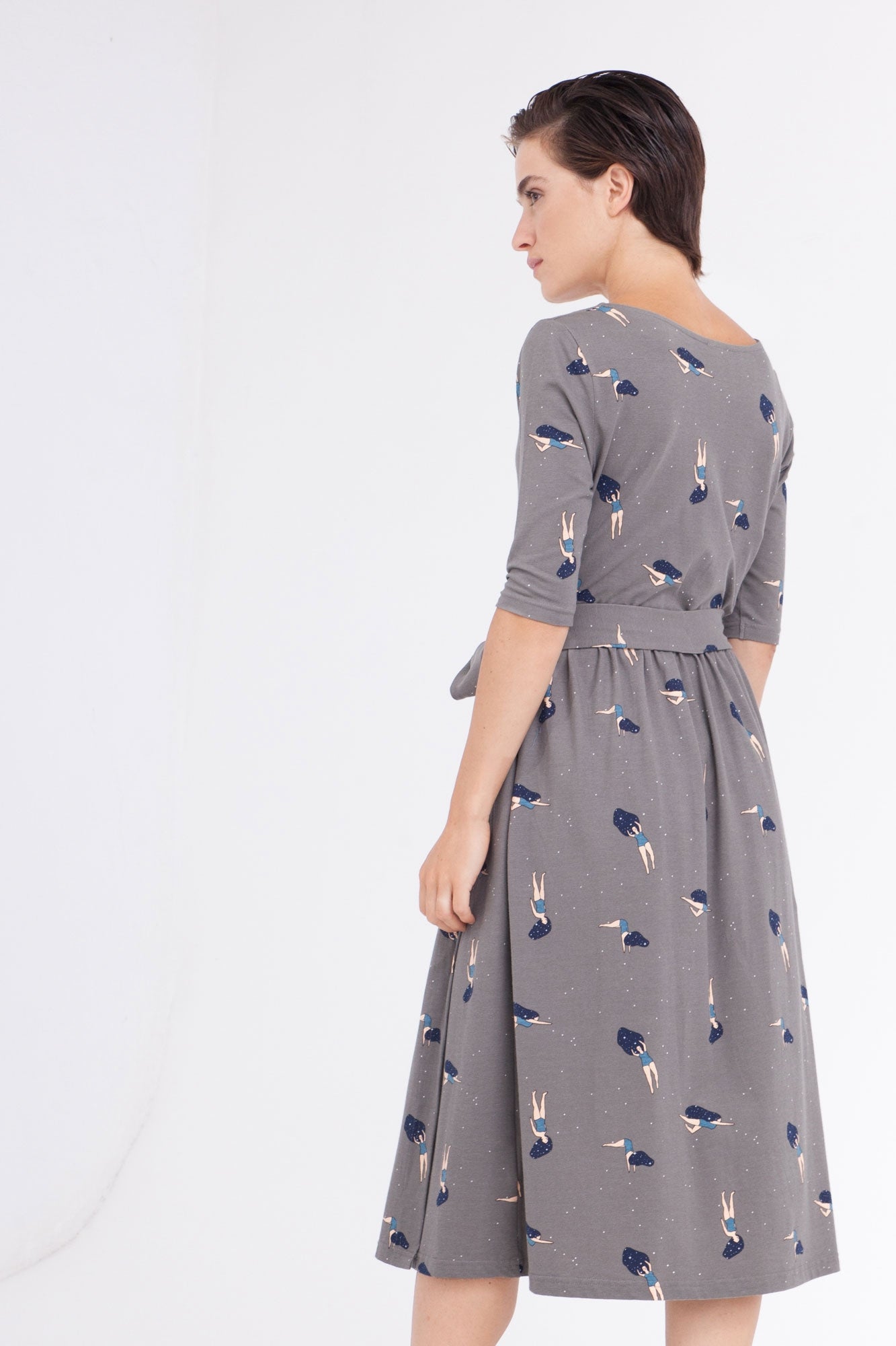 Vestido Cristina cruzado gris estampado bailando en el cosmos.