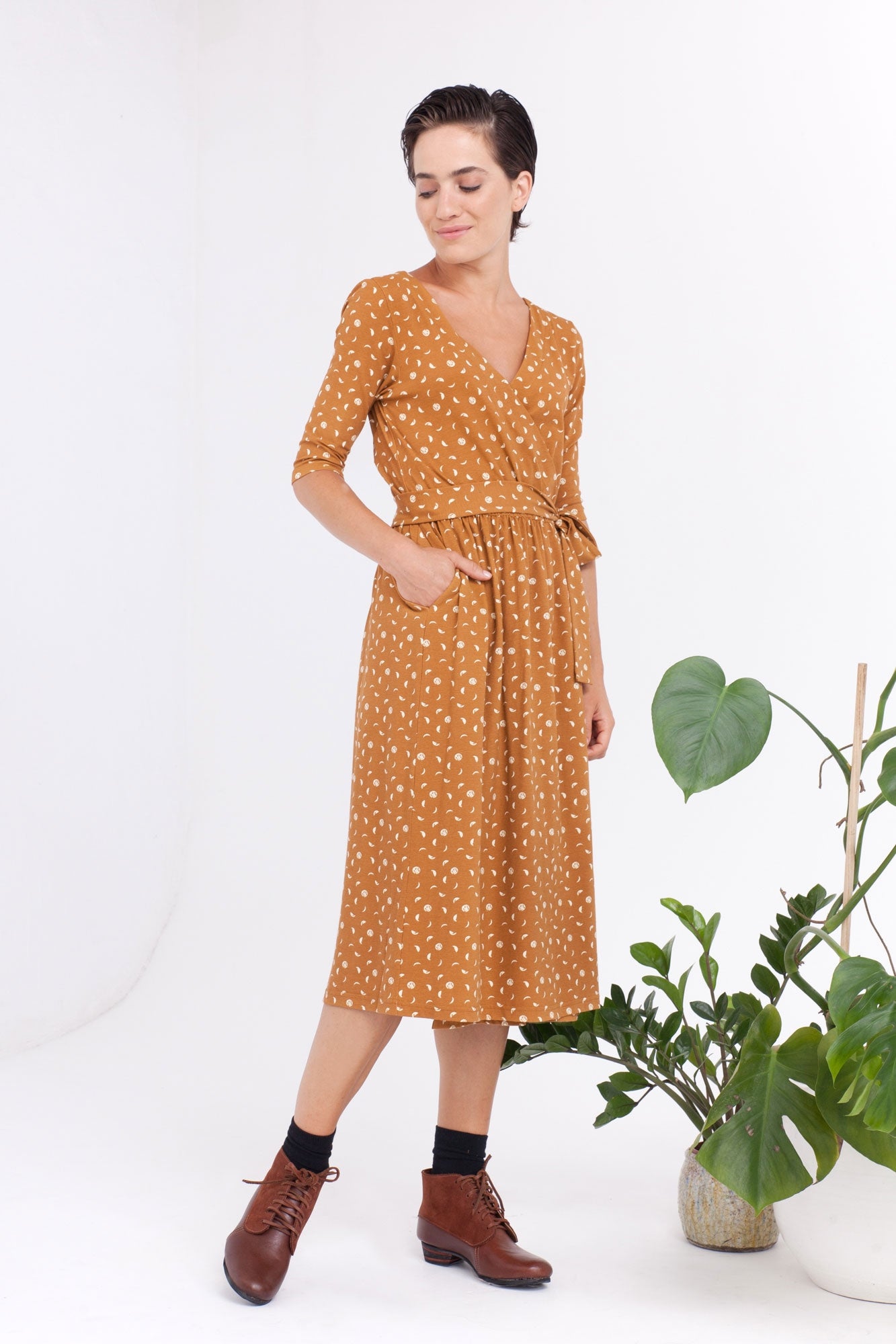 Vestido Cristina cruzado mostaza estampado fases lunares.