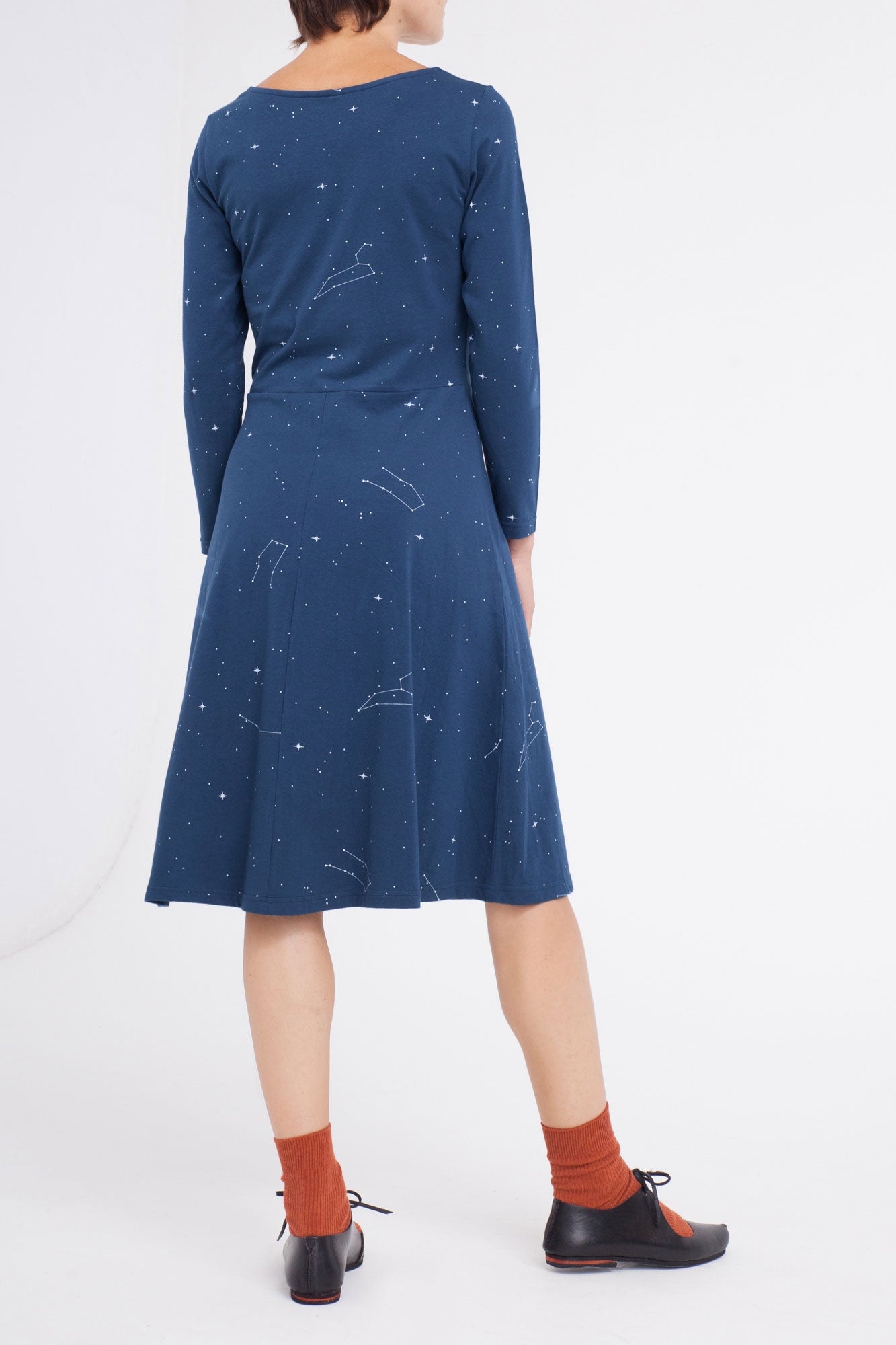 Vestido Cynthia falda midi azul marino estampado constelaciones.