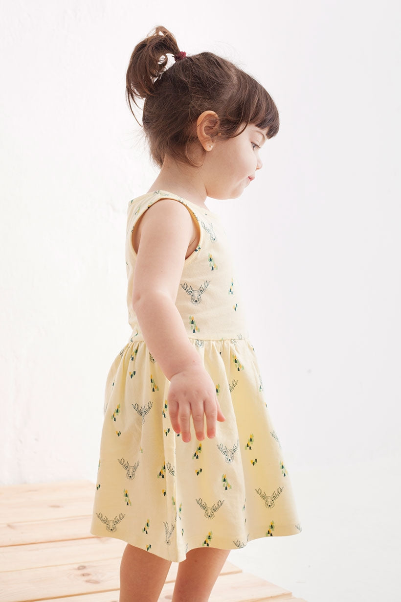 Vestido de tirantes amarillo con estampado de ciervos