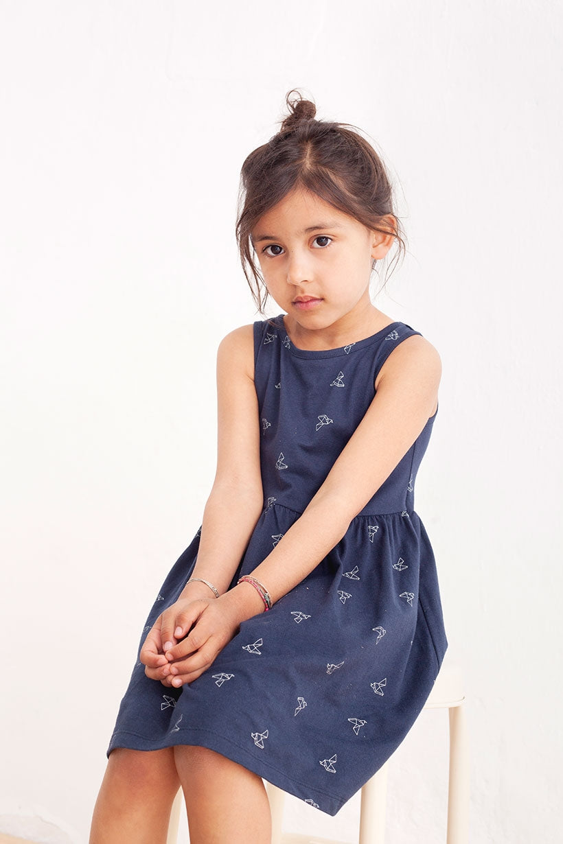Vestido de tirantes azul marino con estampado de pájaros origami