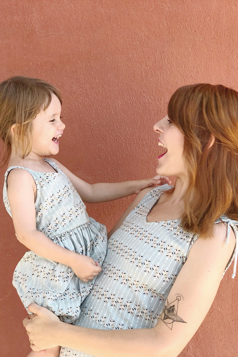 Vestido espalda abierta y detalle de guipur estampado flechas