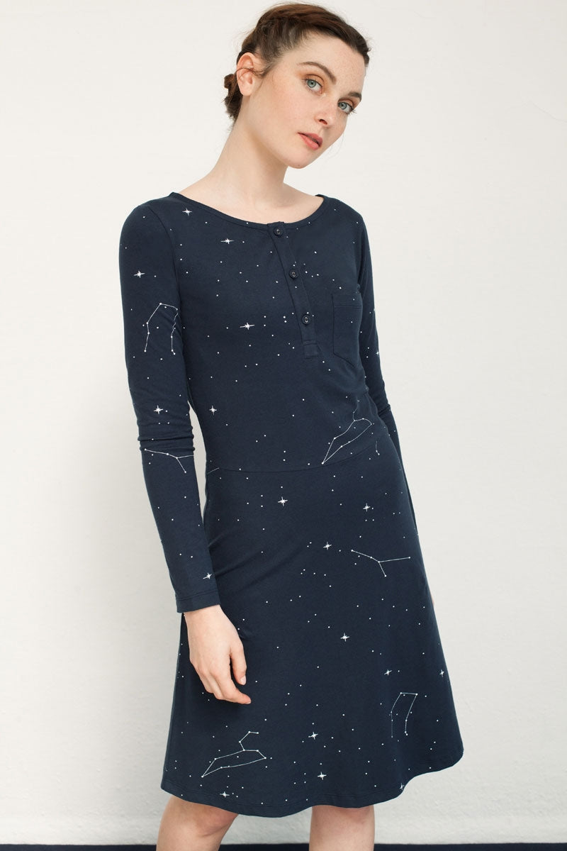 Vestido Nataly con tapeta estampado constelaciones.