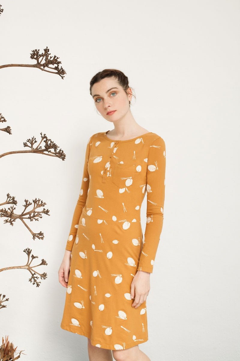 Vestido Nataly con tapeta estampado piñas.