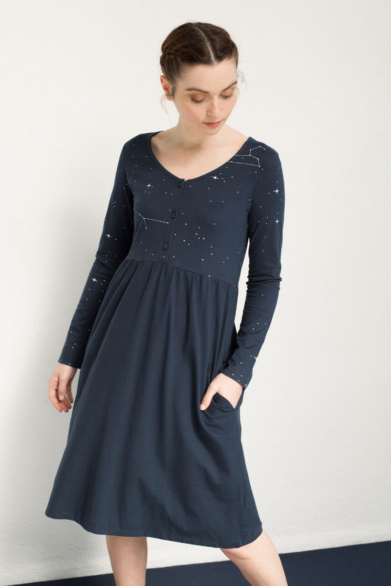 Vestido Naty corte imperio estampado constelaciones.