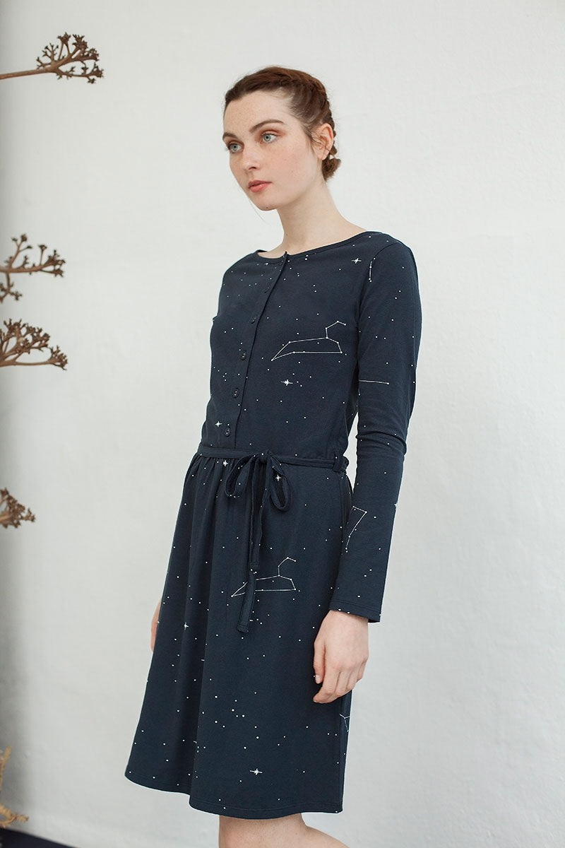 Vestido Noa con botones y estampado constelaciones.