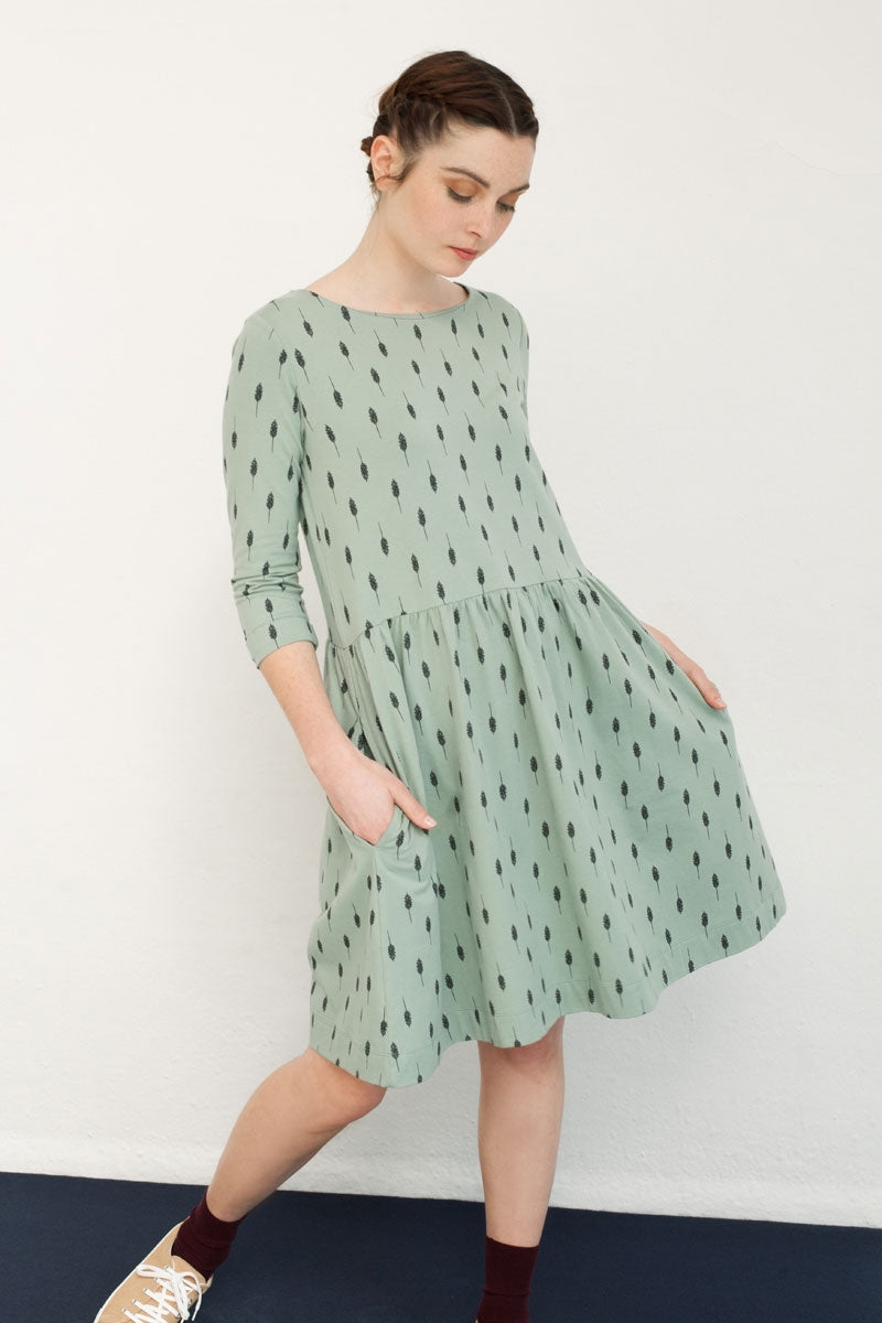 Vestido Nora oversize con bolsillos y estampado hojas.