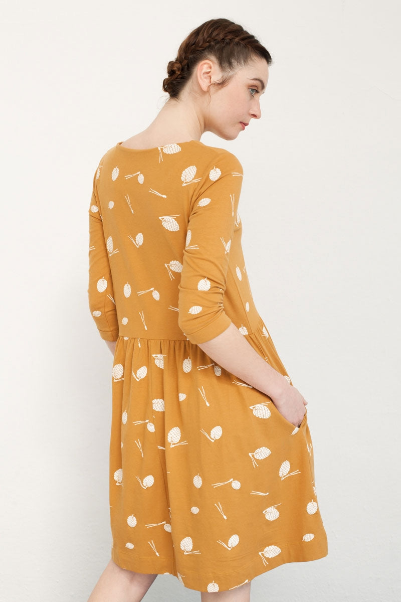 Vestido Nora oversize con bolsillos y estampado piñas.